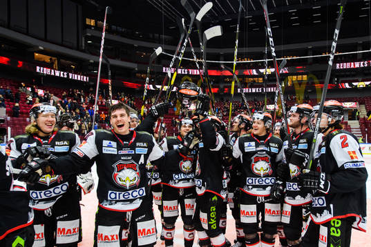 Malmö Redhawks Henrik Hetta jublar med lagkamrater