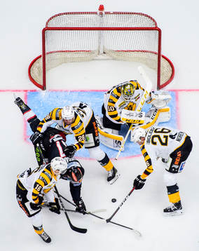 Malmö Redhawks Emil Sylvegård oroar mot Skellefteås