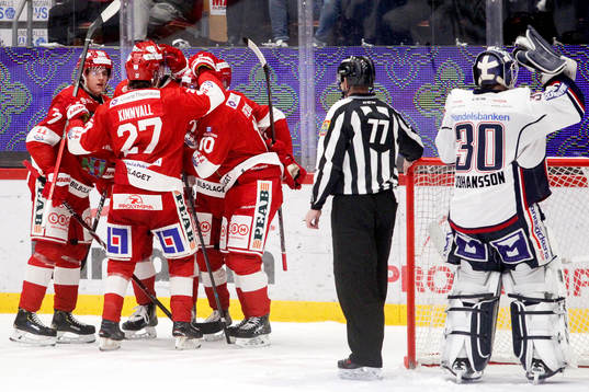 Timrås Johan Persson jublar med lagkamrater