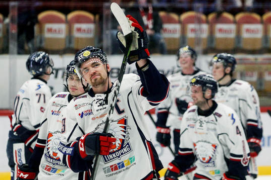 Linköpings Roy Derek jublar med lagkamrater