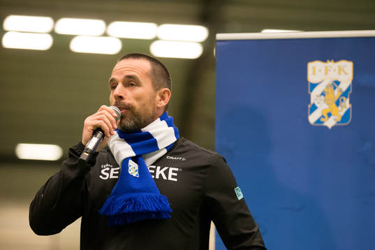 Sernekes Martin Renström pratar innan en träning med IFK