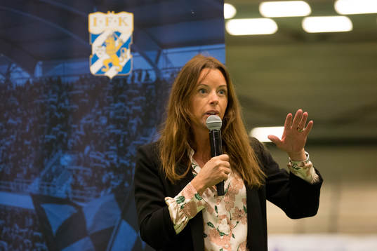 IFK Göteborgs kommunikationschef Erica Berghagen pratar