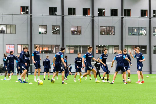 Laget kör övningar
