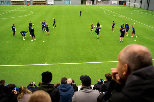 Laget kör övningar