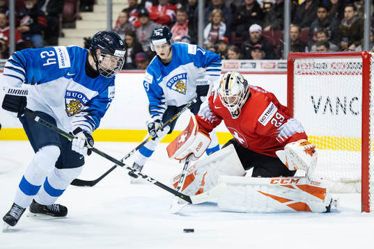 Kaapo Kakko and Rasmus Kupari attacks in front of