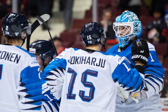 Henri Jokiharju and goaltender Ukko-Pekka Luukkonen of
