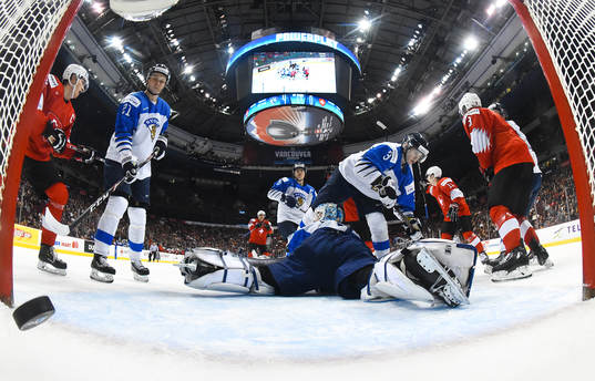 Switzerland's Philipp Kurashev #23 scores a first period