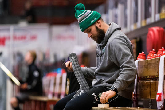 Rögles målvakt Ville Kolppanen innan ishockeymatchen i