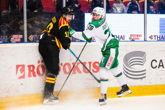Brynäs Marcus Ersson och Rögles Jakob Bondesson i närkamp