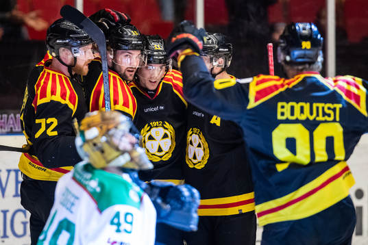 Brynäs Joel Kellman (mitten) jublar med lagkamrater