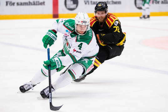 Rögles Kodie Curran jagas av Brynäs Joachim Rohdin