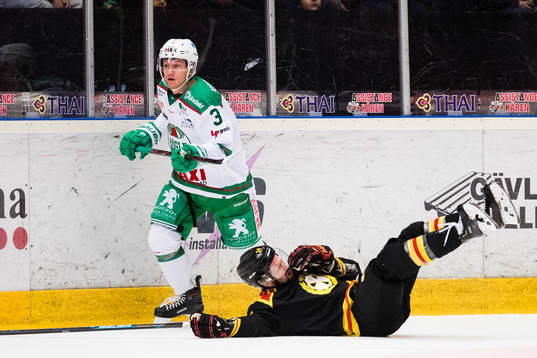 Rögles Daniel Bertov tacklar omkull Brynäs Johan Alcén
