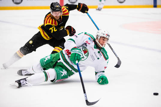 Brynäs Joachim Rohdin har omkull Rögles Kodie Curran