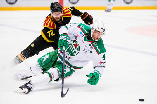 Brynäs Joachim Rohdin har omkull Rögles Kodie Curran