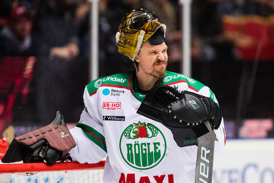 Rögles målvakt Justin Pogge deppar