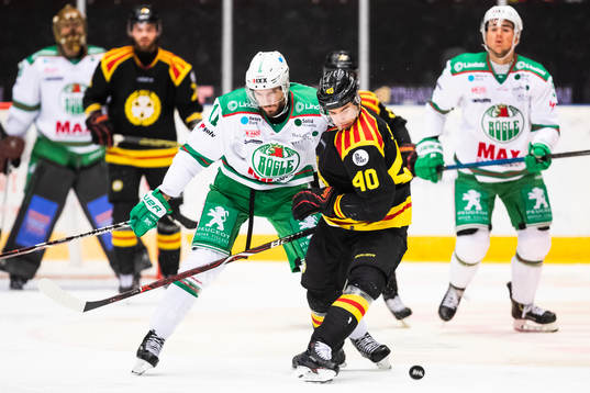 Rögles Mattias Sjögren och Brynäs Jesper Jensen i kamp