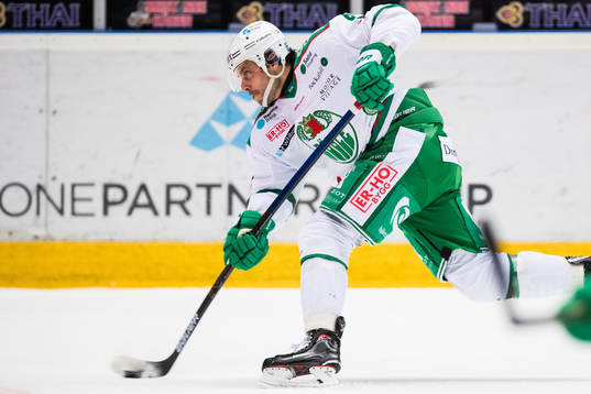 Rögles Daniel Widing skjuter 1-2 för Brynäs