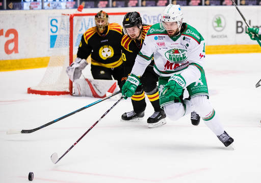 Brynäs Marcus Ersson och Rögles Mattias Sjögren jagar