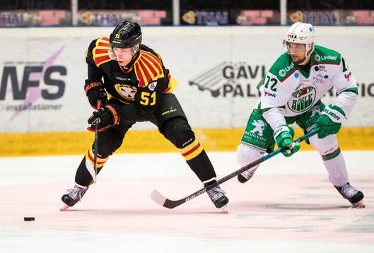 Brynäs Tomi Sallinen och Rögles Daniel Zaar i kamp om