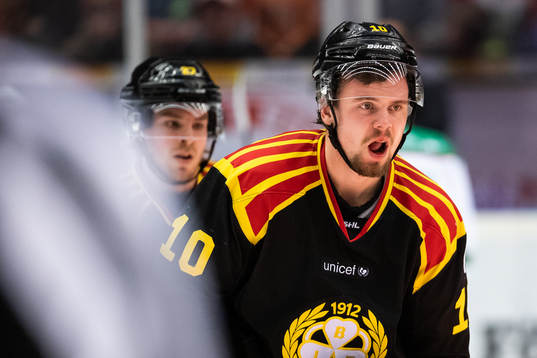 Brynäs Marcus Ersson blöder från läppen