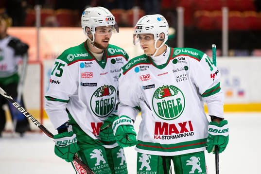 Rögles Lucas Elvenes jublar med målskytten till 1-3