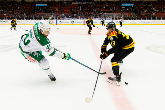 Rögles Daniel Widing skjuter 1-4 förbi Brynäs Ryan