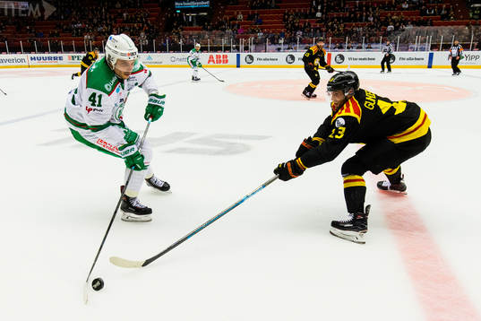 Rögles Daniel Widing utmanar Brynäs Ryan Gunderson
