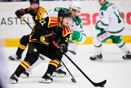 Brynäs Joel Kellman i kamp om pucken med Rögles Kodie