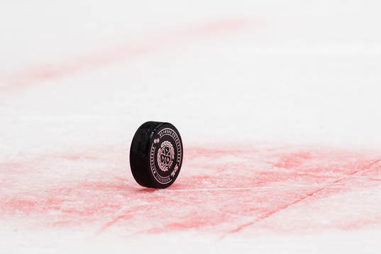 En puck med Brynäs emblem står på högkant