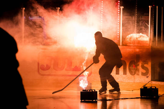 En spelare i Brynäs gör entré innan ishockeymatchen i