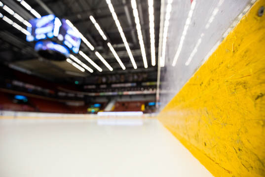 Nedre delen av sargen innan ishockeymatchen i SHL mellan