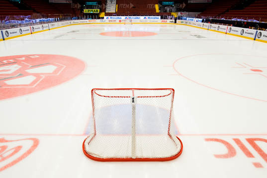 Baksidan av ett mål innan ishockeymatchen i SHL mellan