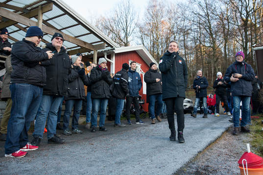 Örgrytes tränare Thomas Askebrand på väg ut till en