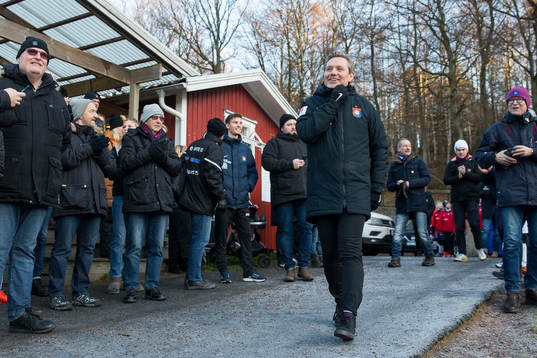Örgrytes tränare Thomas Askebrand på väg ut till en