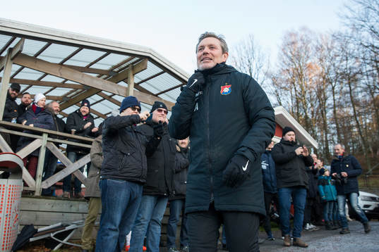 Örgrytes tränare Thomas Askebrand på väg ut till en