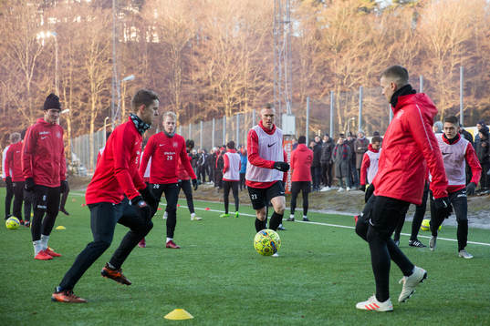 Spelarna värmer upp med kvadraten