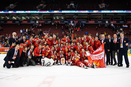 The players and coaching staff of team Russia celebrate