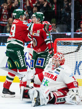 Frölundas Simon Hjalmarsson jublar med Jesper Emanuelsson