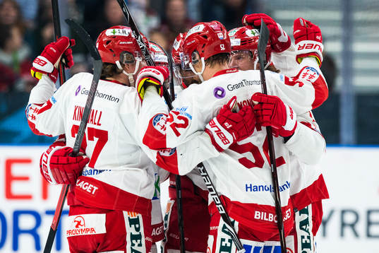 Timrås Marcus Hardegård jublar med lagkamrater