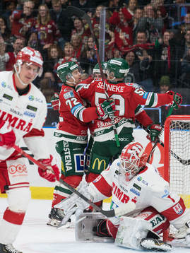 Frölundas Simon Hjalmarsson jublar med lagkamrater