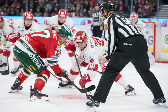 Frölundas Sebastian Stålberg tekar mot Timrås Rickard