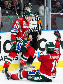 Frölundas Joel Mustonen jublar med en sittande Samuel