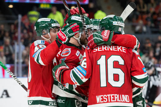 Frölundas Jonathan Sigalet jublar med lagkamrater