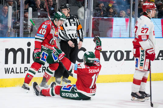 Frölundas Joel Mustonen jublar med Samuel Fagemo