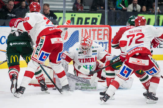 Timrås målvakt Victor Brattström räddar ett skott