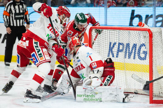 Frölundas Samuel Fagemo gör 4-2 bakom Timrås målvakt