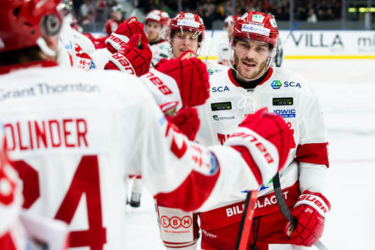 Timrås målvakt Victor Brattström jublar
