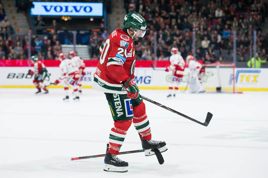 Frölundas Joel Lundqvist med en Timrå klubba i skridskon