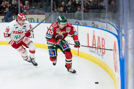 Timrås Morten Madsen jagar Frölundas Joel Mustonen