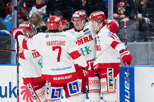 Timrås Henrik Törnqvist jublar med lagkamrater